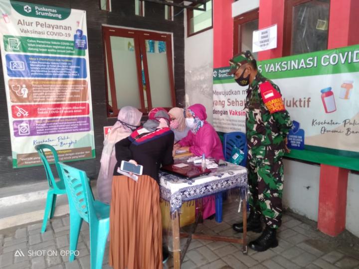 Anggota Koramil Srumbung Dampingi Vaksinasi Guru